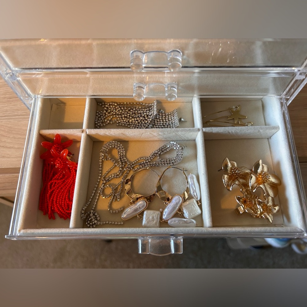 Huge Lot of Gold Earrings!! - Picture 5 of 7